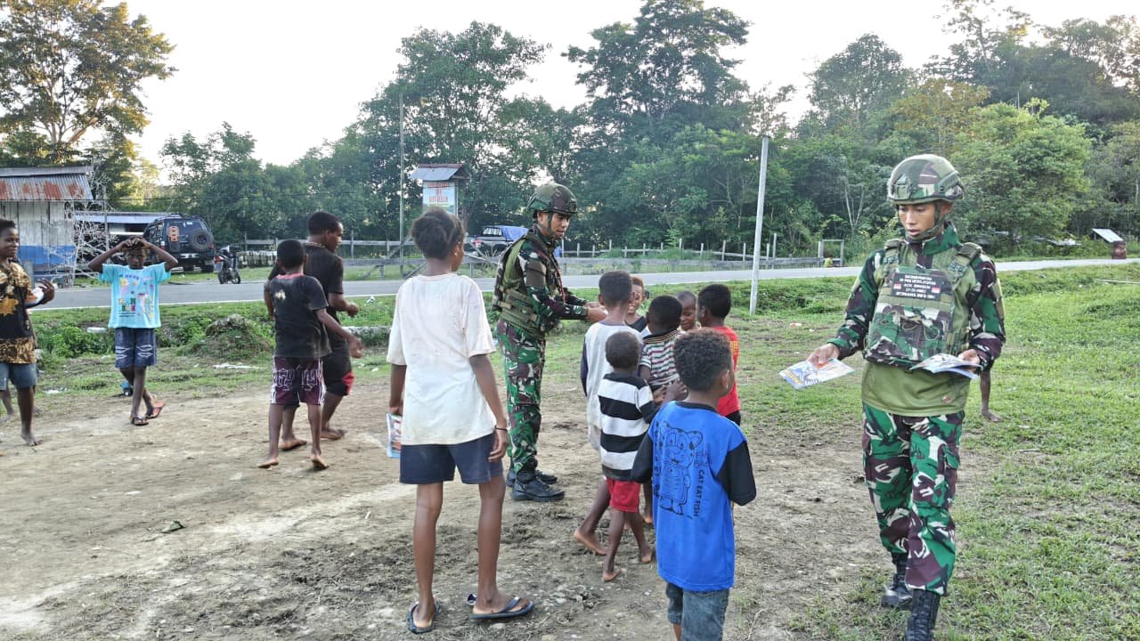 Satgas Yonif 521/DY Salurkan Buku dan Alat Olahraga di Jayapura. - thewasesanews.com
