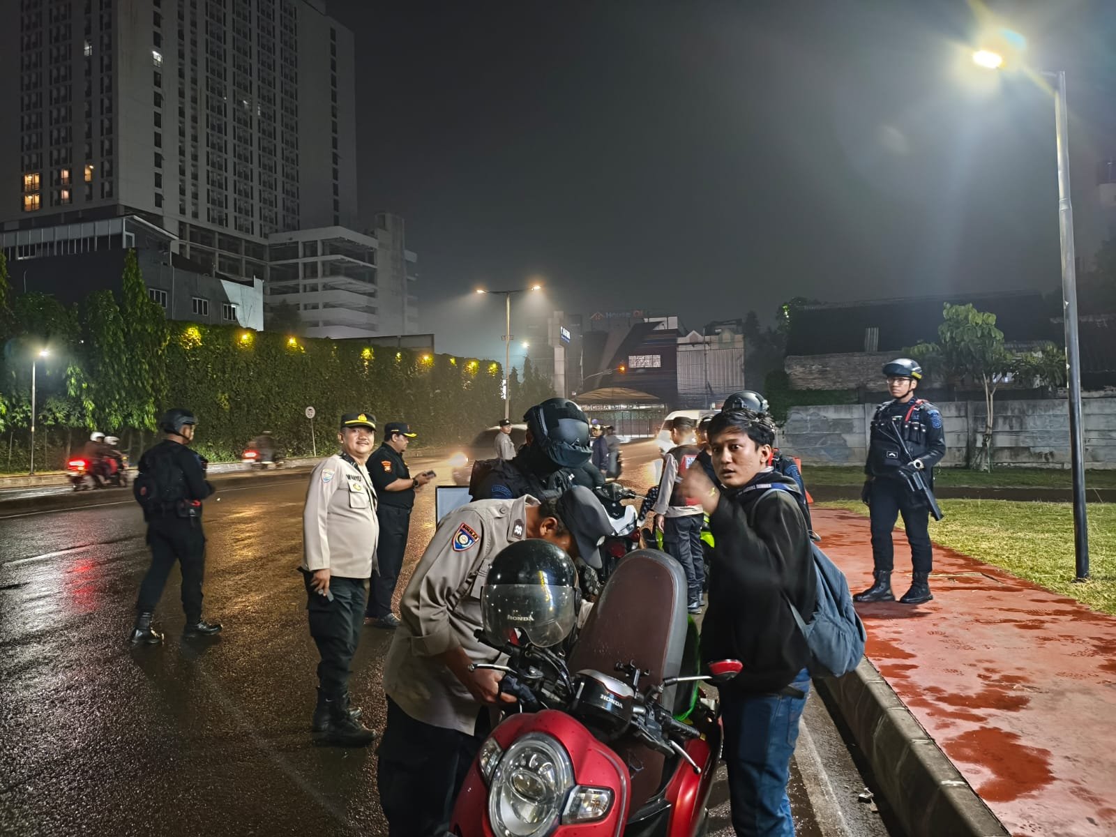Patroli Gabungan Polsek Pinang Jaga Kamtibmas Malam Hari di Tangerang. - thewasesanews.com