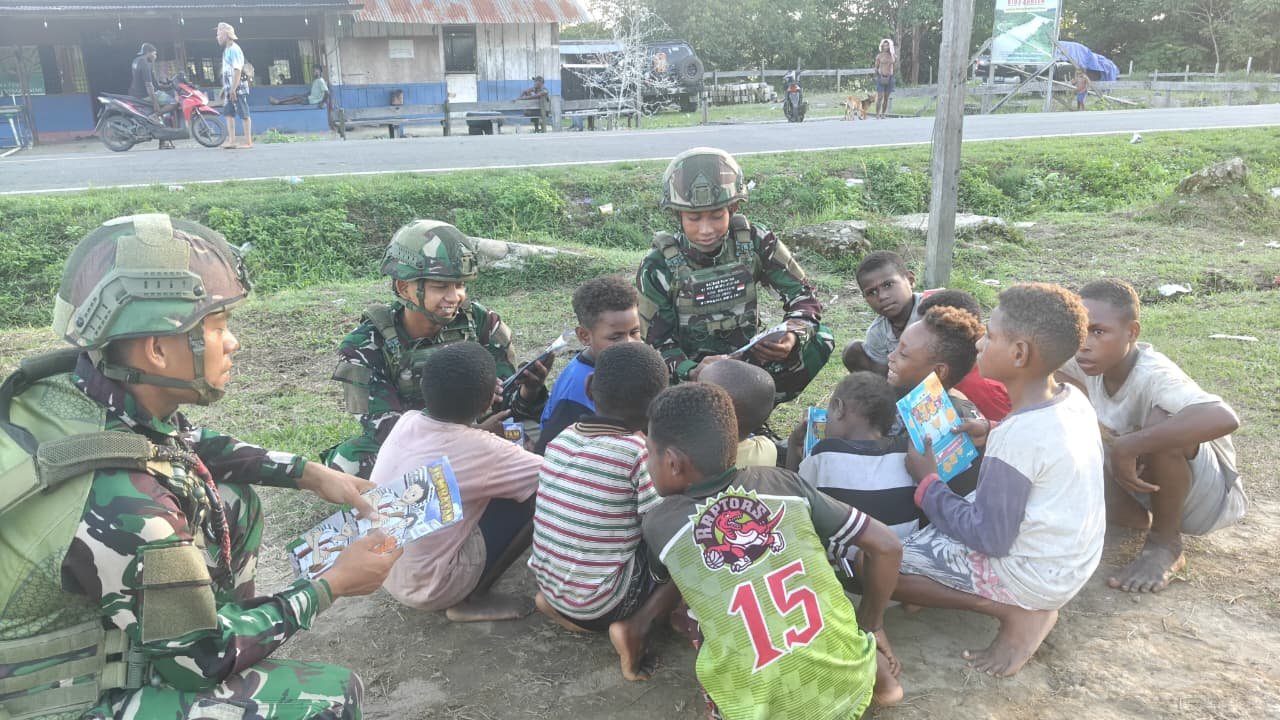 Satgas Yonif 521/DY Salurkan Buku dan Alat Olahraga di Jayapura. - thewasesanews.com