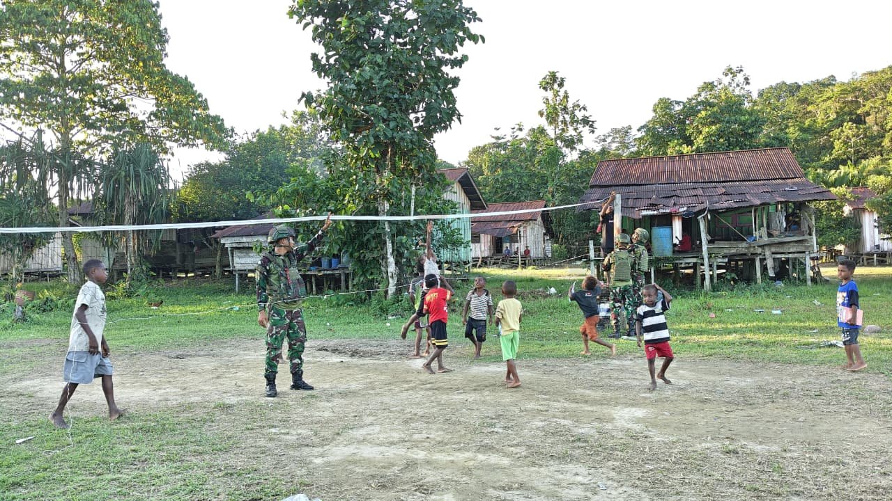 Satgas Yonif 521/DY Salurkan Buku dan Alat Olahraga di Jayapura. - thewasesanews.com