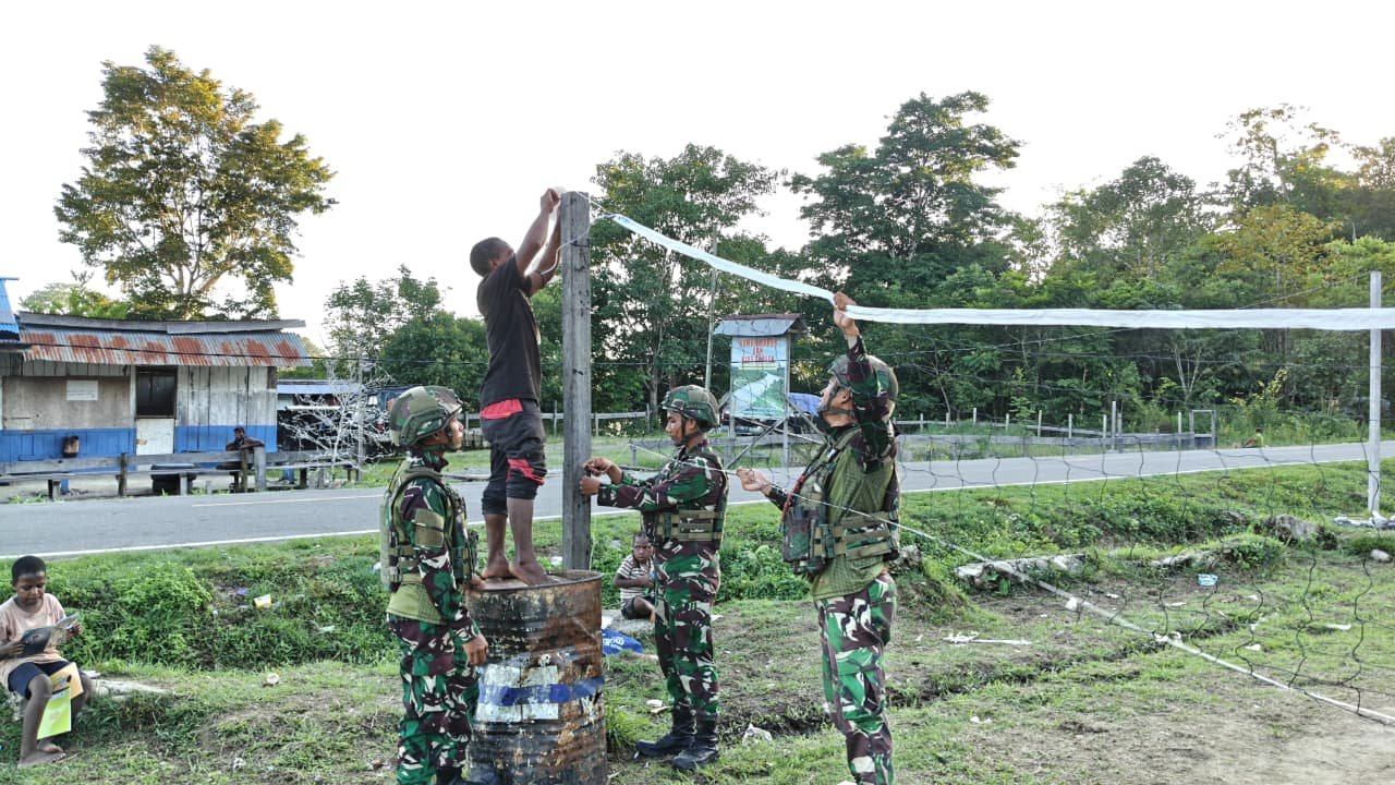Satgas Yonif 521/DY Salurkan Buku dan Alat Olahraga di Jayapura. - thewasesanews.com