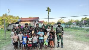 Satgas Yonif 521/DY Salurkan Buku dan Alat Olahraga di Jayapura. - thewasesanews.com