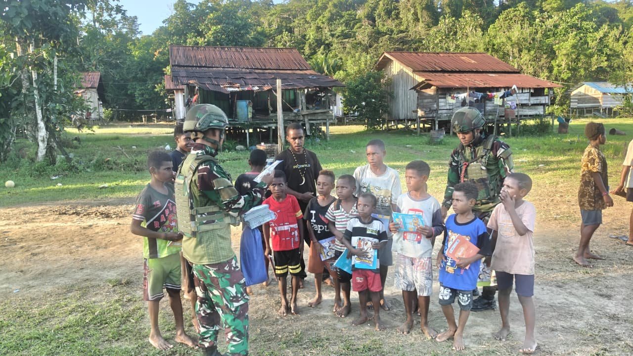 Satgas Yonif 521/DY Salurkan Buku dan Alat Olahraga di Jayapura. - thewasesanews.com