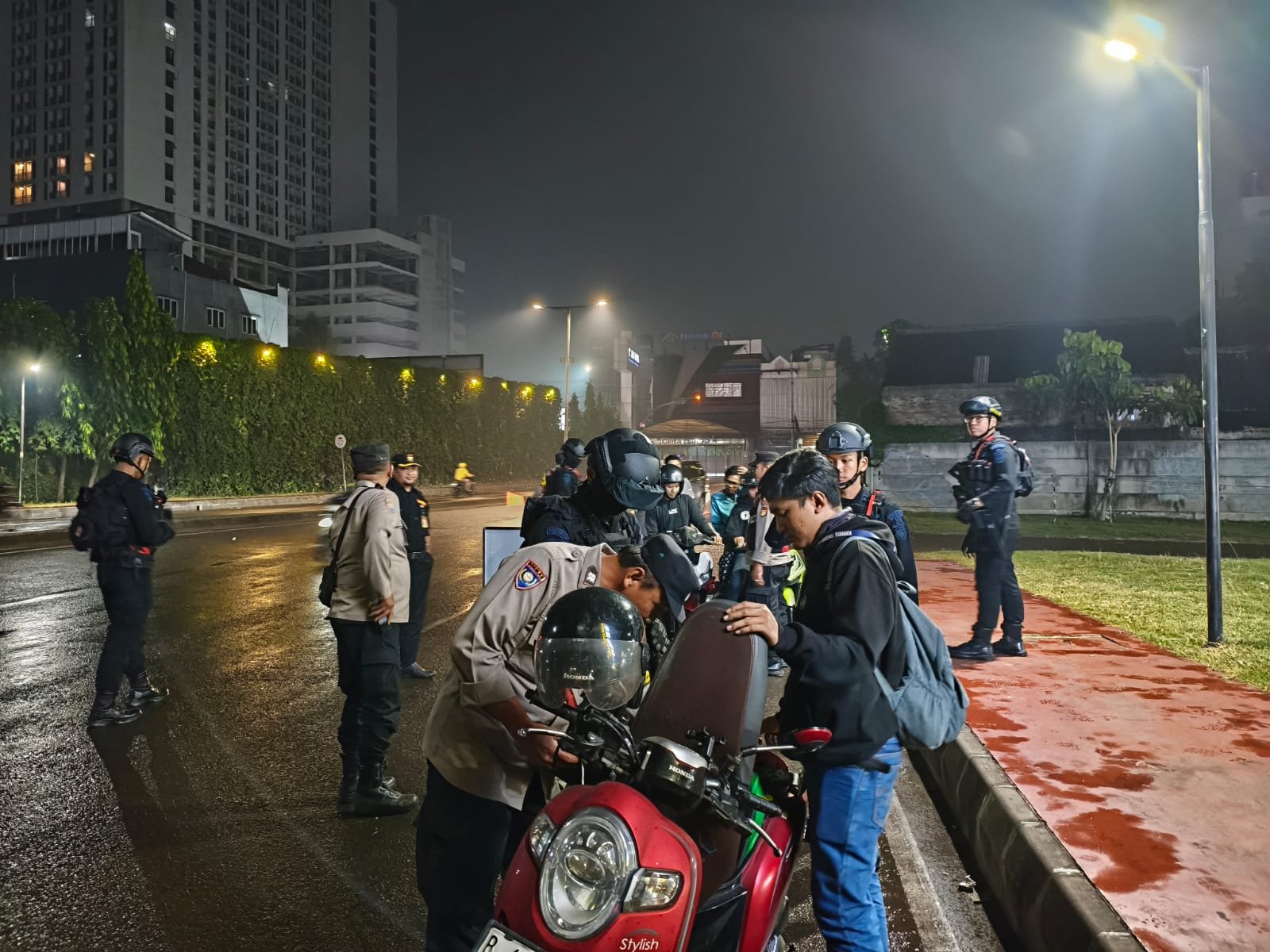 Patroli Gabungan Polsek Pinang Jaga Kamtibmas Malam Hari di Tangerang. - thewasesanews.com
