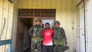 Satgas Yonif 521/DY Bantu Pemasangan Panel Surya di Papua Pegunungan. - thewasesanews.com