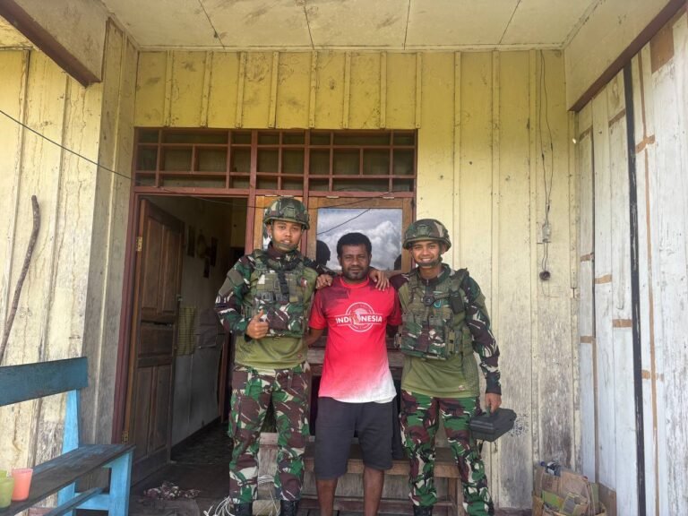 Satgas Yonif 521/DY Bantu Pemasangan Panel Surya di Papua Pegunungan. - thewasesanews.com