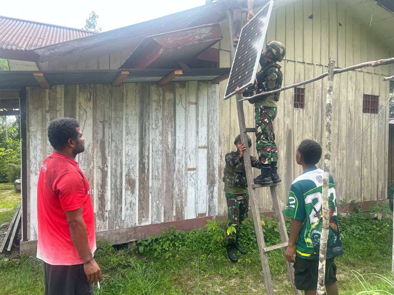 Satgas Yonif 521/DY Bantu Pemasangan Panel Surya di Papua Pegunungan. - thewasesanews.com