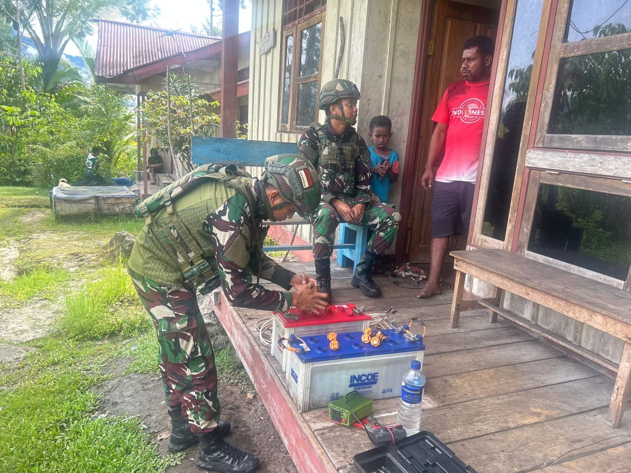 Satgas Yonif 521/DY Bantu Pemasangan Panel Surya di Papua Pegunungan. - thewasesanews.com