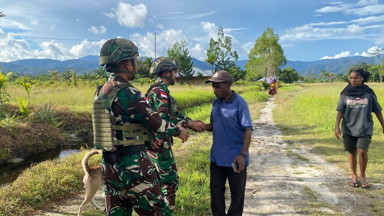 Satgas Yonif 521/DY Pererat Silaturahmi dengan Warga Elelim. - thewasesanews.com