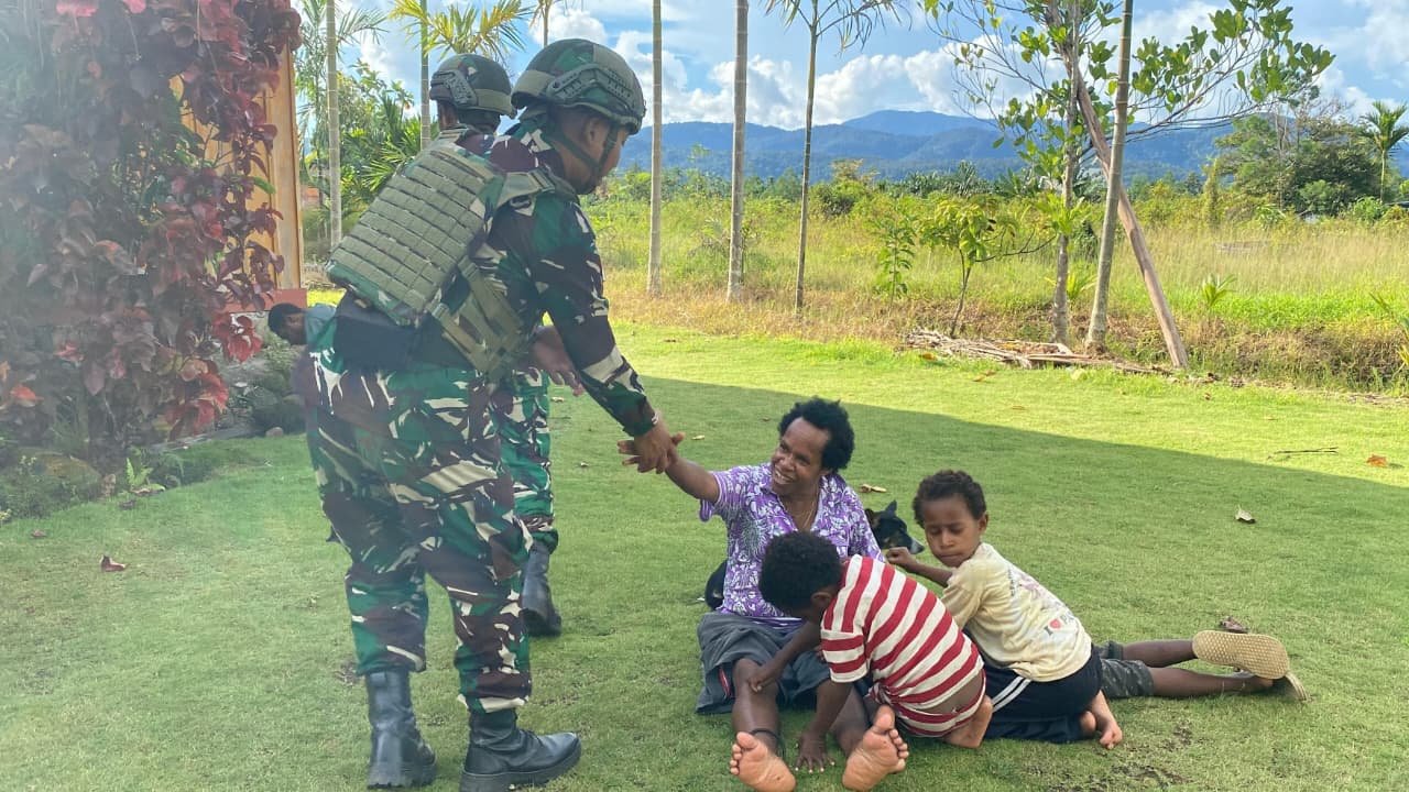 Satgas Yonif 521/DY Pererat Silaturahmi dengan Warga Elelim. - thewasesanews.com