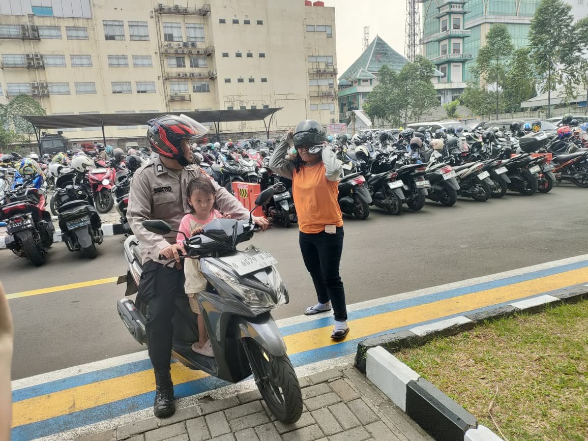 Polisi Pertemukan Kembali Bocah Tersesat di Tangerang dengan Ibunya. - thewasesanews.com