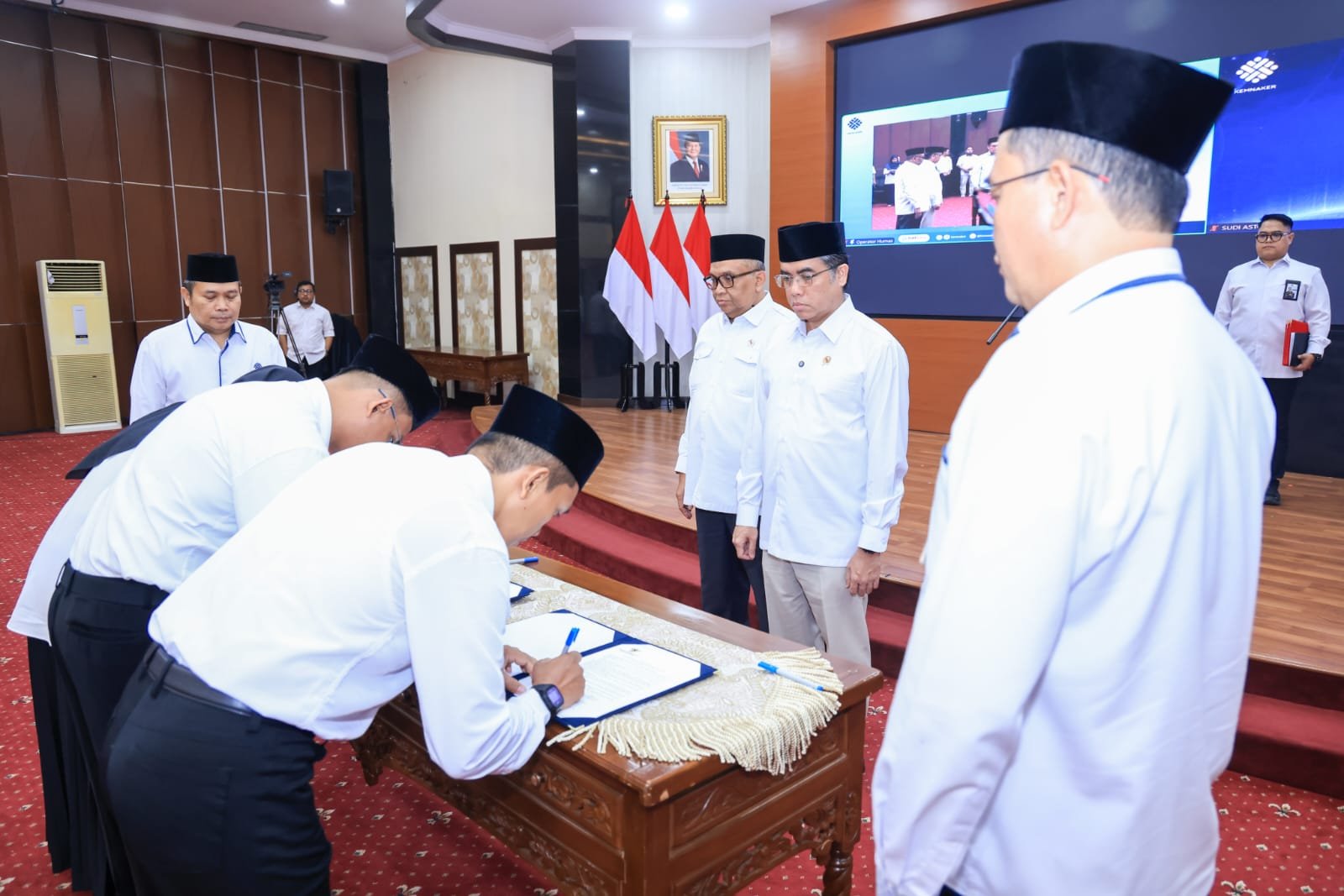 Menaker Yassierli Lantik Pejabat Baru Tekankan Penguatan K3 Nasional. - thewasesanews.com