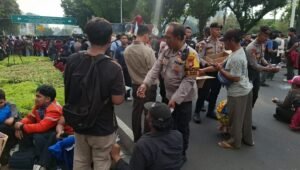Polisi Bagikan Roti dan Air Mineral Massa Aksi Mahasiswa BEM UBK. - thewasesanews.com