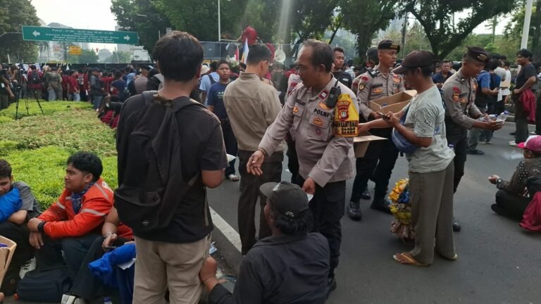 Polisi Bagikan Roti dan Air Mineral Massa Aksi Mahasiswa BEM UBK. - thewasesanews.com