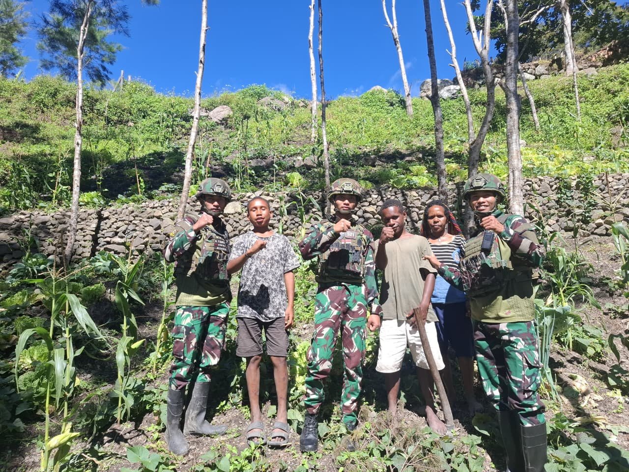 Ketahanan Pangan di Pedalaman Papua: Satgas Yonif 521/DY Dampingi Warga. - thewasesanews.com