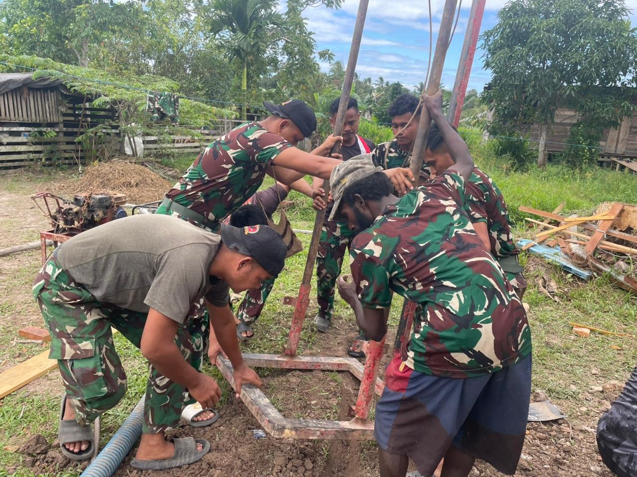 Satgas Yonif 123/Rajawali Bangun Sumur Bor di Kampung Wagin. - thewasesanews.com