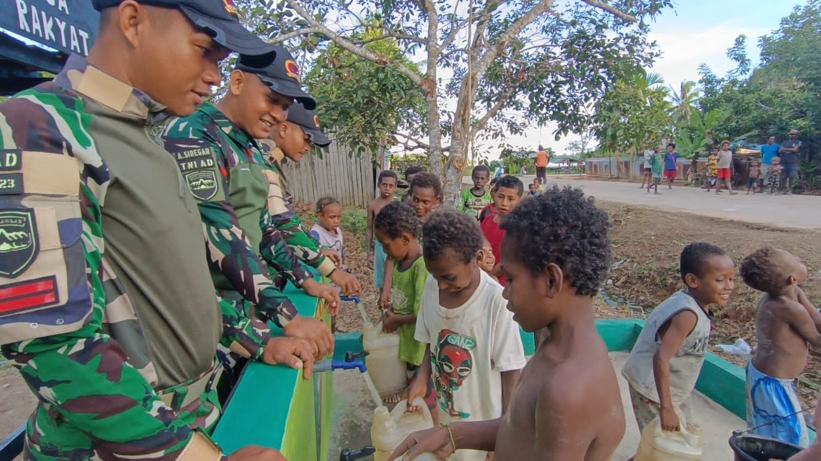 Satgas Yonif 123/Rajawali Bangun Sumur Bor di Kampung Wagin. - thewasesanews.com