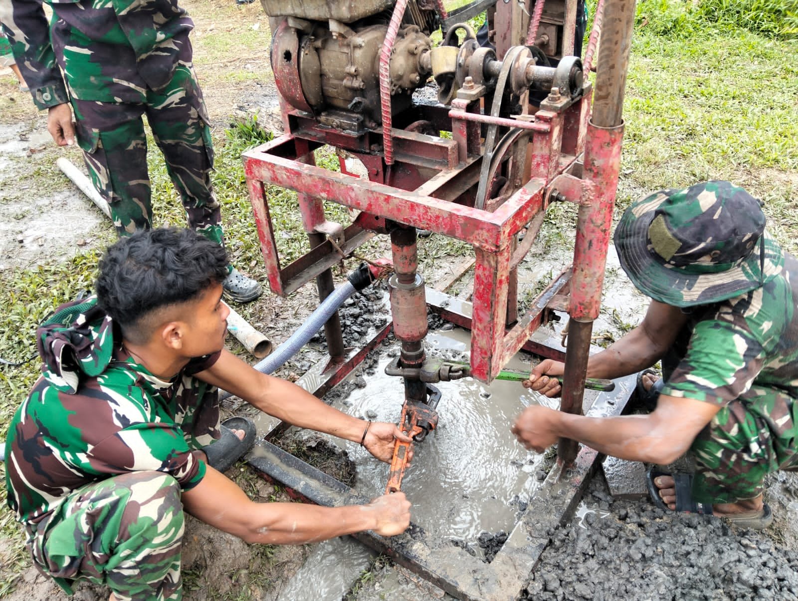 Satgas Yonif 123/Rajawali Bangun Sumur Bor di Kampung Wagin. - thewasesanees.com