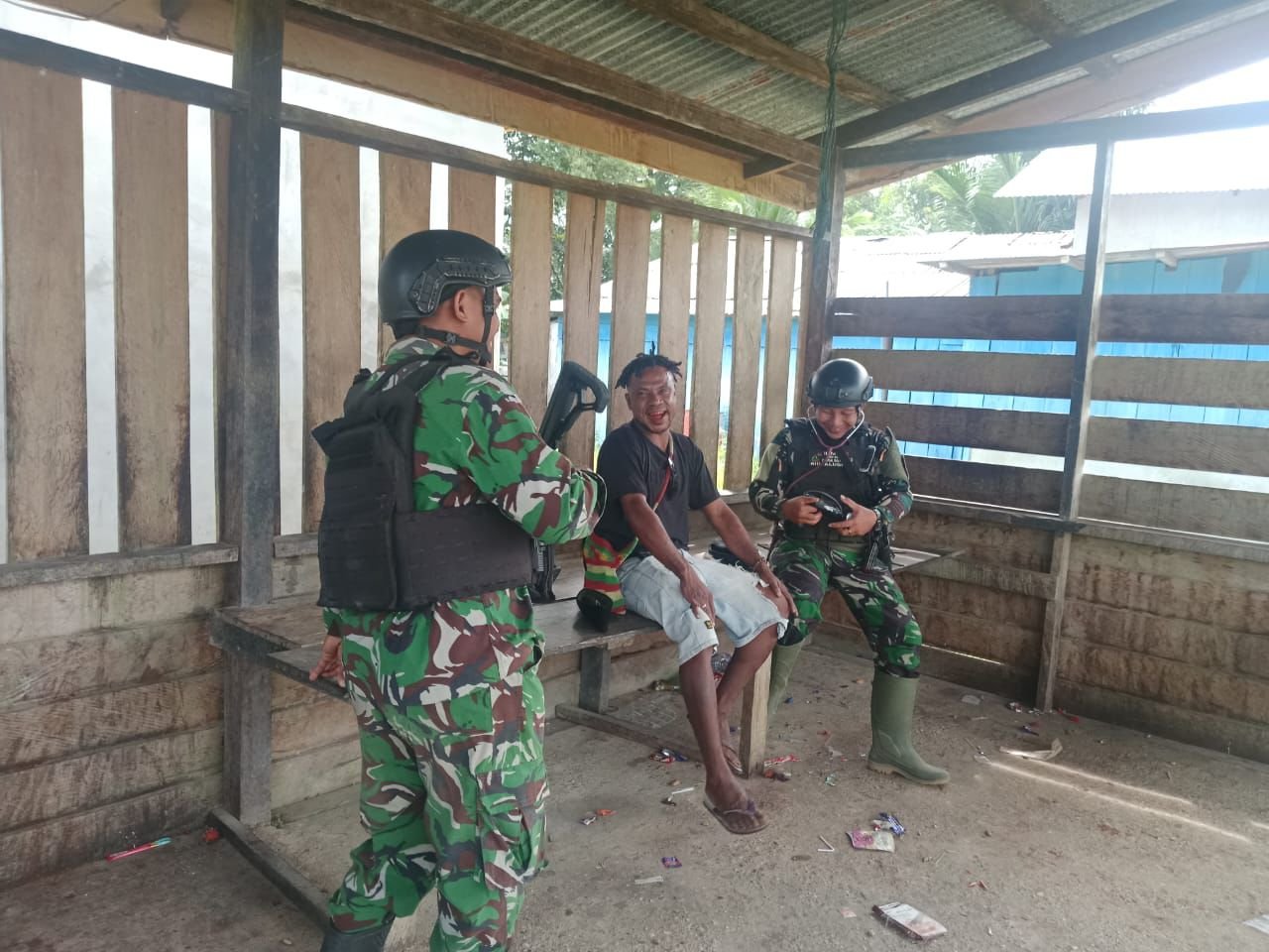 Satgas Yonif 410/ALG Gelar Yankes di Kampung Aroba. - thewasesanews.com