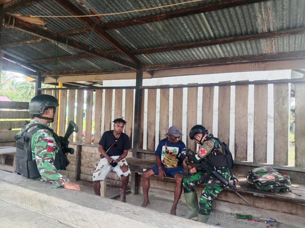 Satgas Yonif 410/ALG Gelar Yankes di Kampung Aroba. - thewasesanews.com