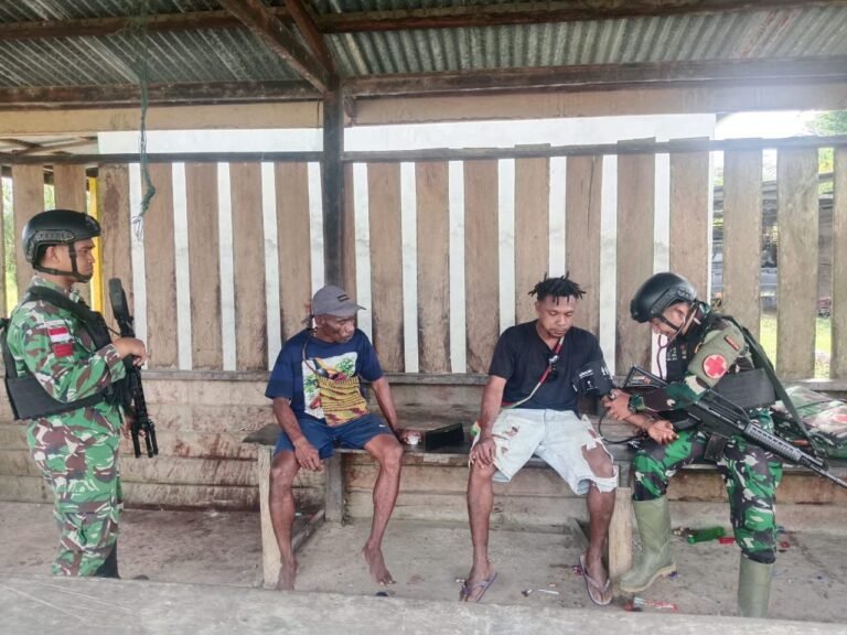 Satgas Yonif 410/ALG Gelar Yankes di Kampung Aroba. - thewasesanews.com