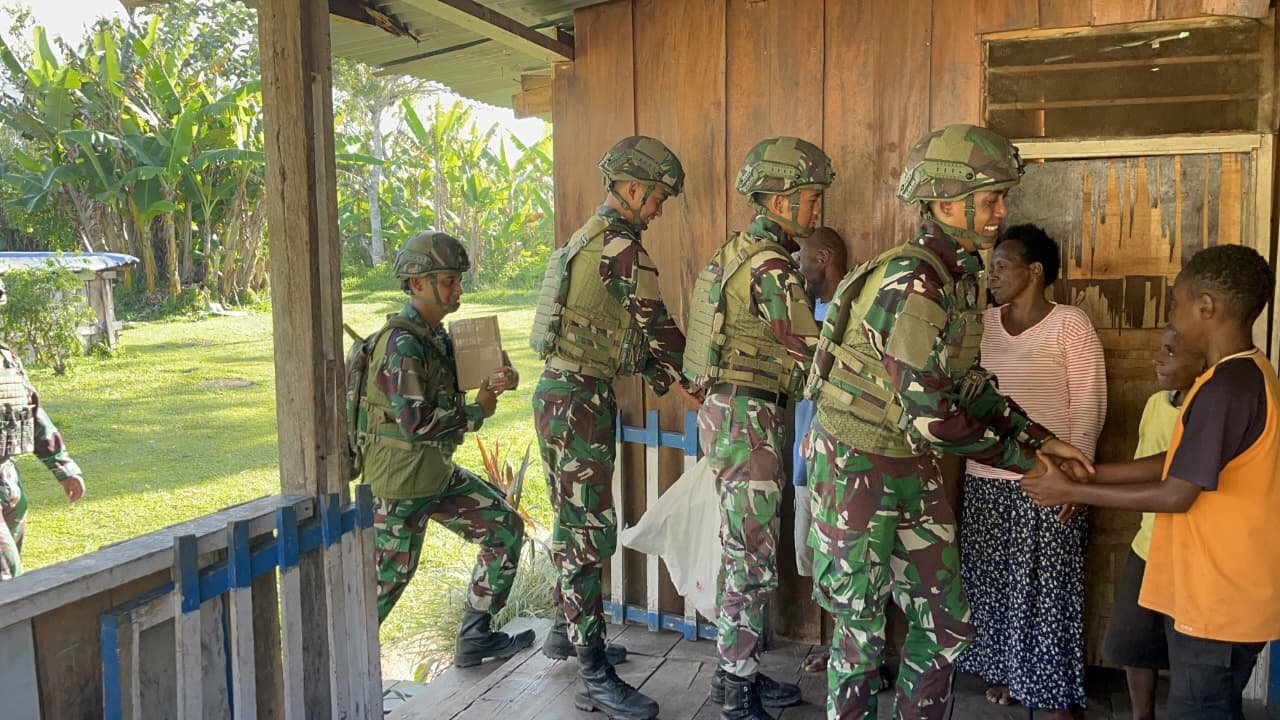 Asah Asih Asuh di Tanah Papua Lewat Aksi Sosial Satgas Yonif 521/DY. - thewasesanews.com