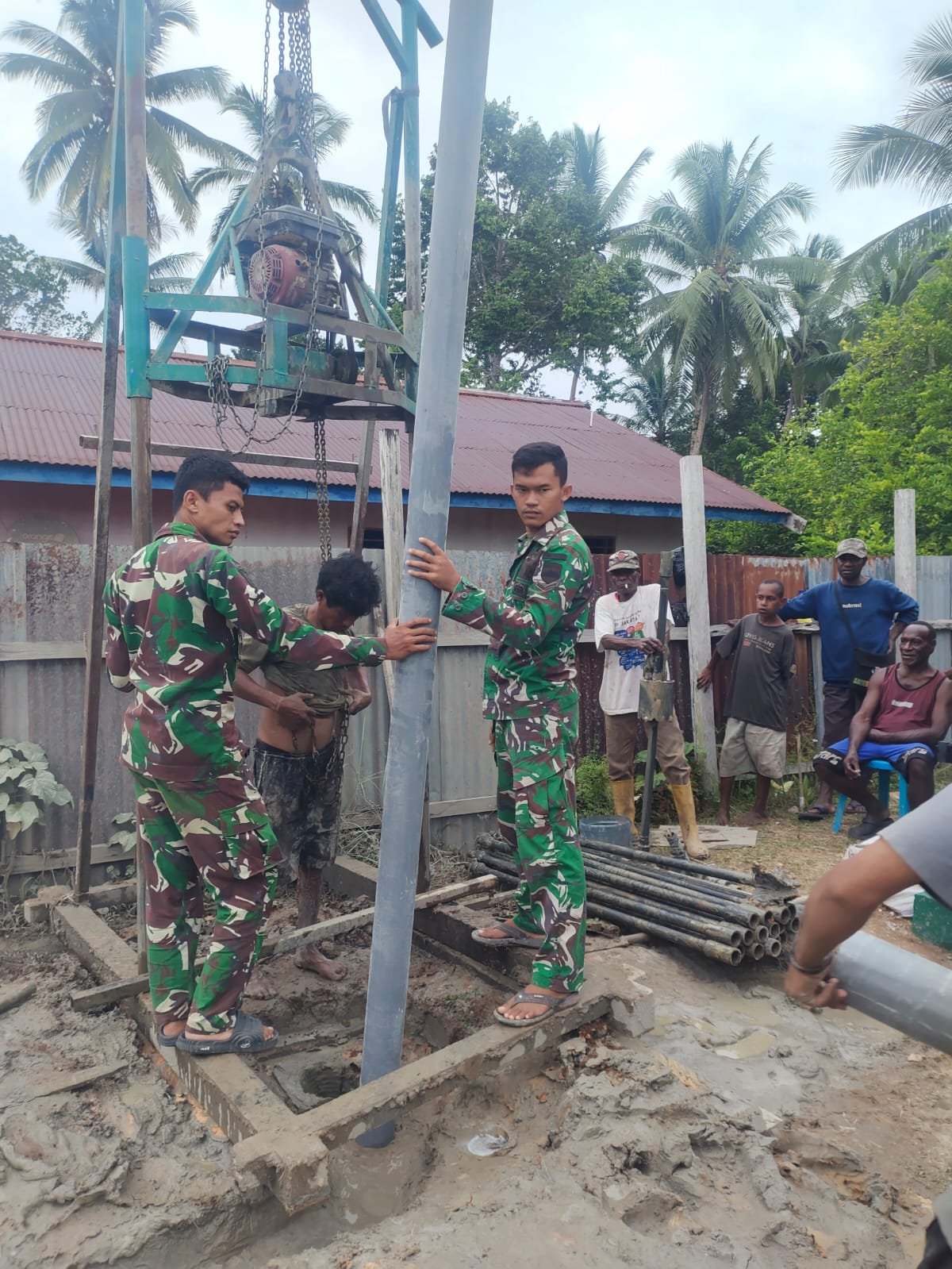 Satgas Yonif 123/Rajawali Bangun Sumur Bor di Gereja Katolik Mappi. - thewasesanews.com