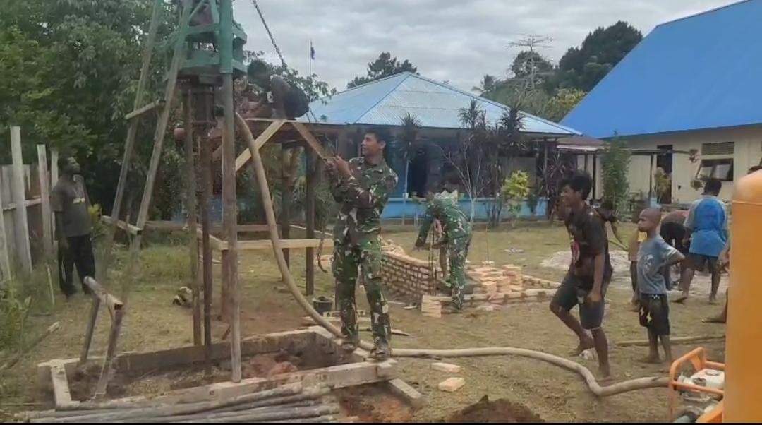 Satgas Yonif 123/Rajawali Bangun Sumur Bor di Gereja Katolik Mappi. - thewasesanews.com