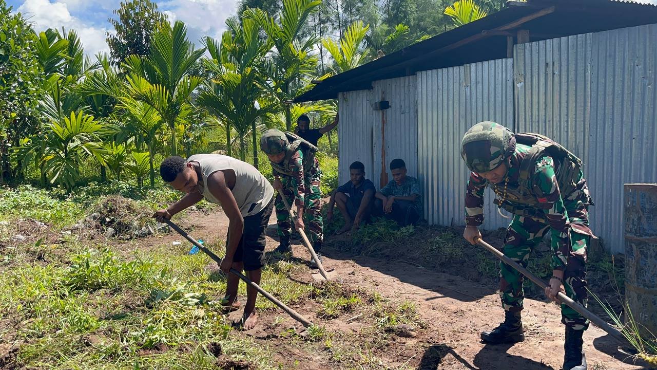 Satgas Yonif 521/DY Gotong Royong Bersihkan Pemukiman Elelim. - thewasesanews.com