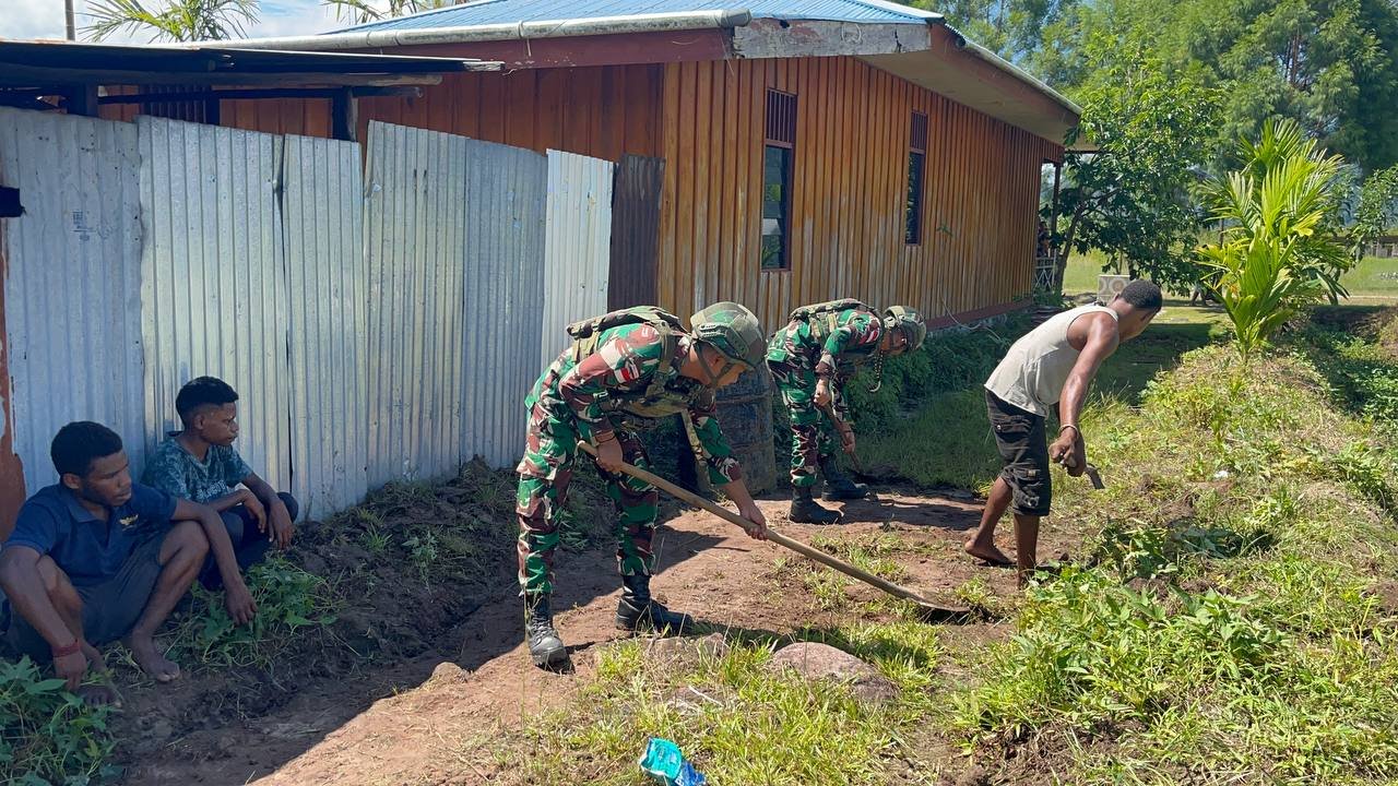 Satgas Yonif 521/DY Gotong Royong Bersihkan Pemukiman Elelim. - thewasesanews.com