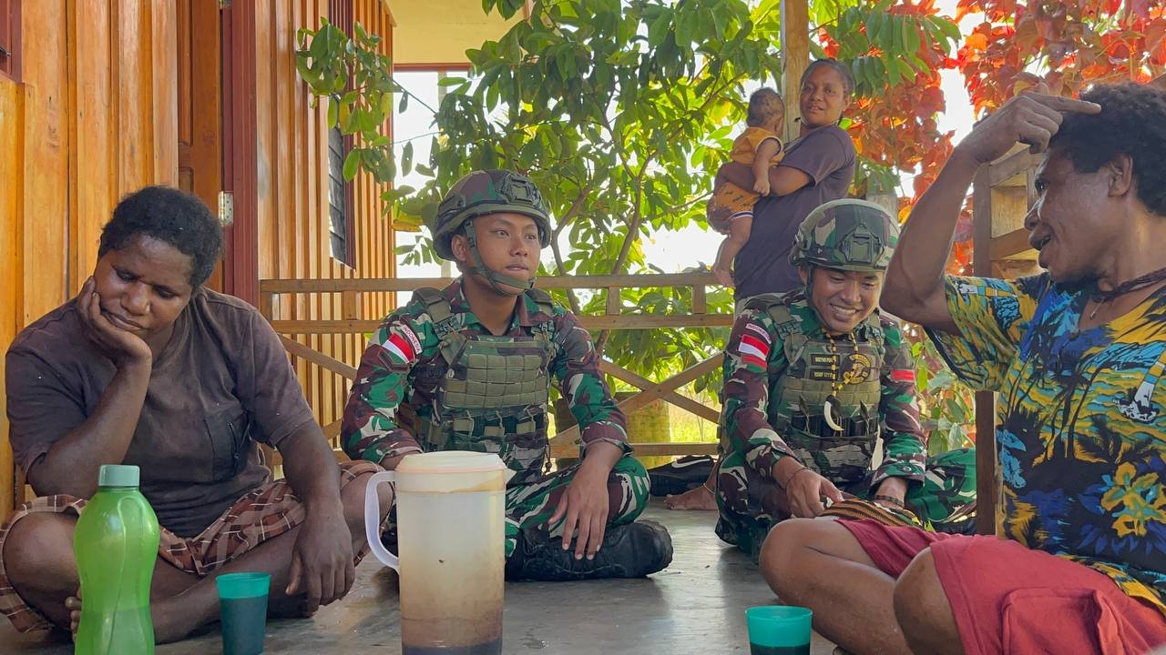 Satgas Yonif 521/DY Gotong Royong Bersihkan Pemukiman Elelim. - thewasesanews.com