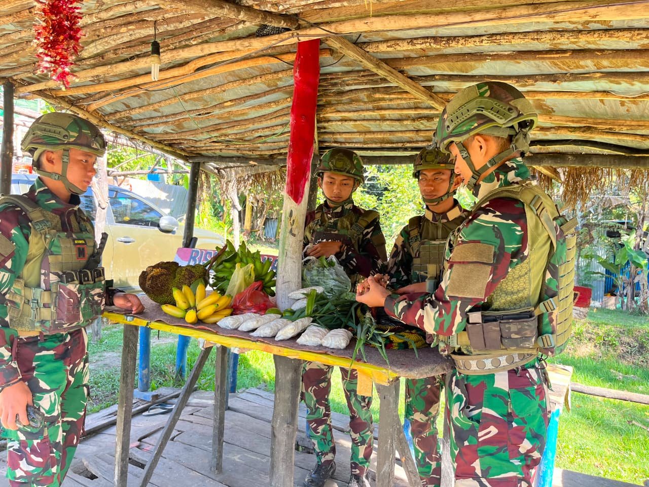 Satgas Yonif 521 Dongkrak Ekonomi Rakyat di Distrik Kelila Papua. - thewasesanews.com