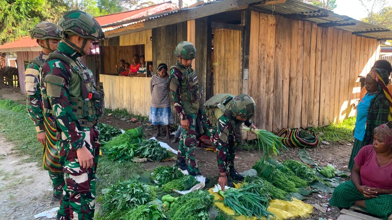 Satgas Yonif 521 Dongkrak Ekonomi Rakyat di Distrik Kelila Papua. - thewasesanews.com