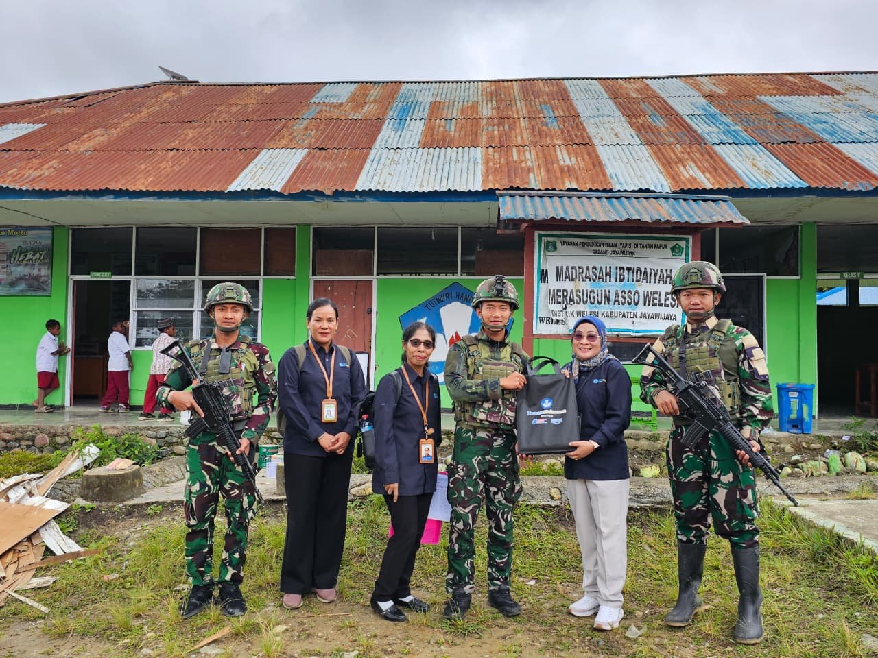 Satgas Yonif 521/DY Renovasi Sekolah di Papua. - thewasesanews.com