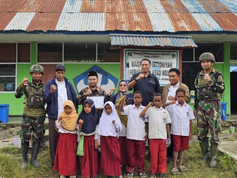 Satgas Yonif 521/DY Renovasi Sekolah di Papua. - thewasesanews.com