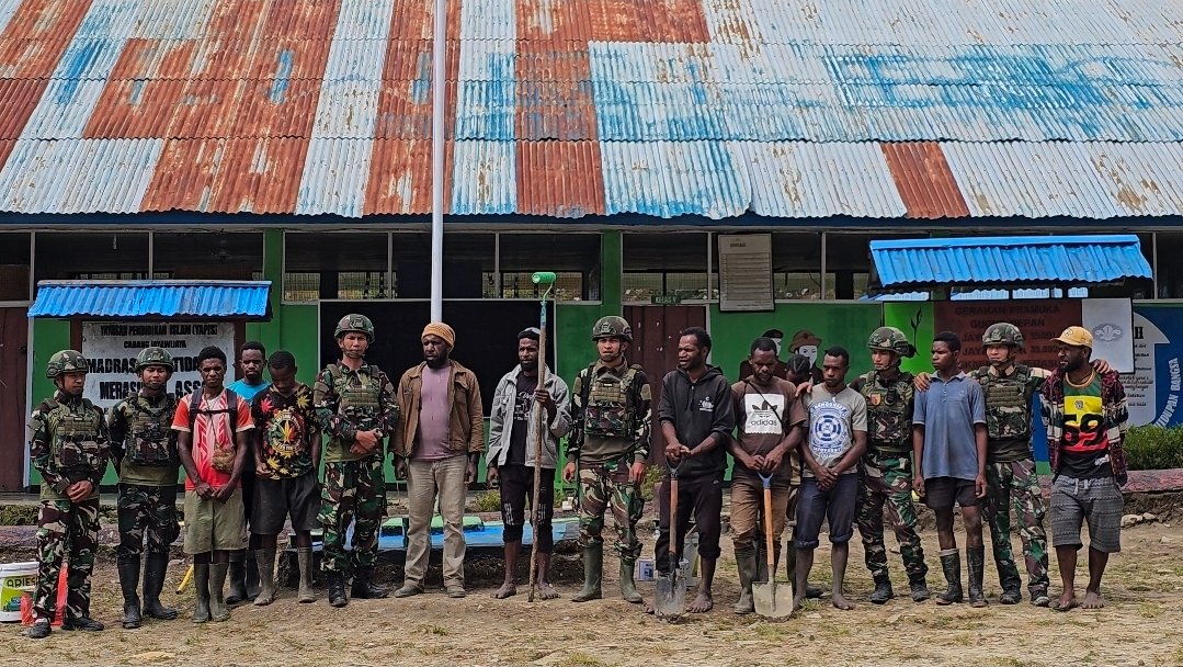 Satgas Yonif 521/DY Renovasi Sekolah di Papua. - thewasesanews.com