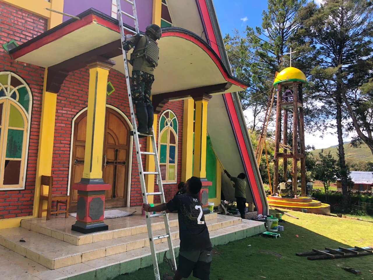 Satgas Yonif 521/DY Renovasi Gereja di Papua. - thewasessnews.com