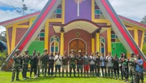 Satgas Yonif 521/DY Renovasi Gereja di Papua. - thewasesanews.com