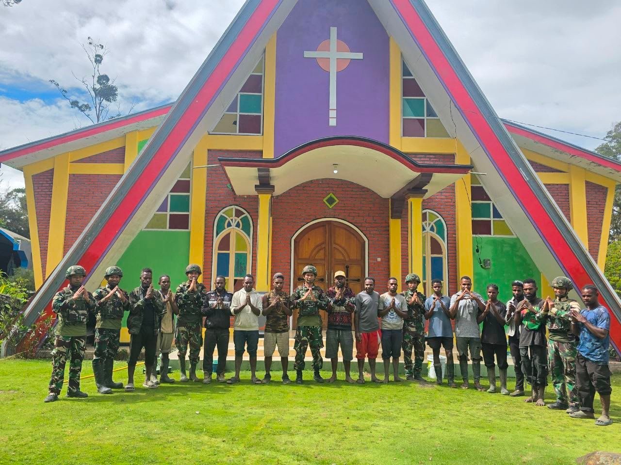 Satgas Yonif 521/DY Renovasi Gereja di Papua. - thewasesanews.com