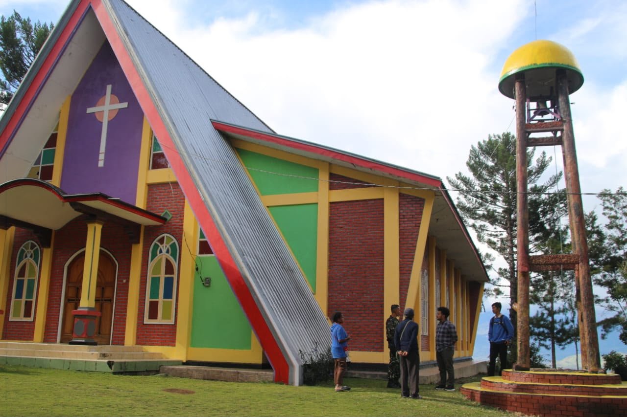 Satgas Yonif 521/DY Renovasi Gereja di Papua. - thewasesanews.com