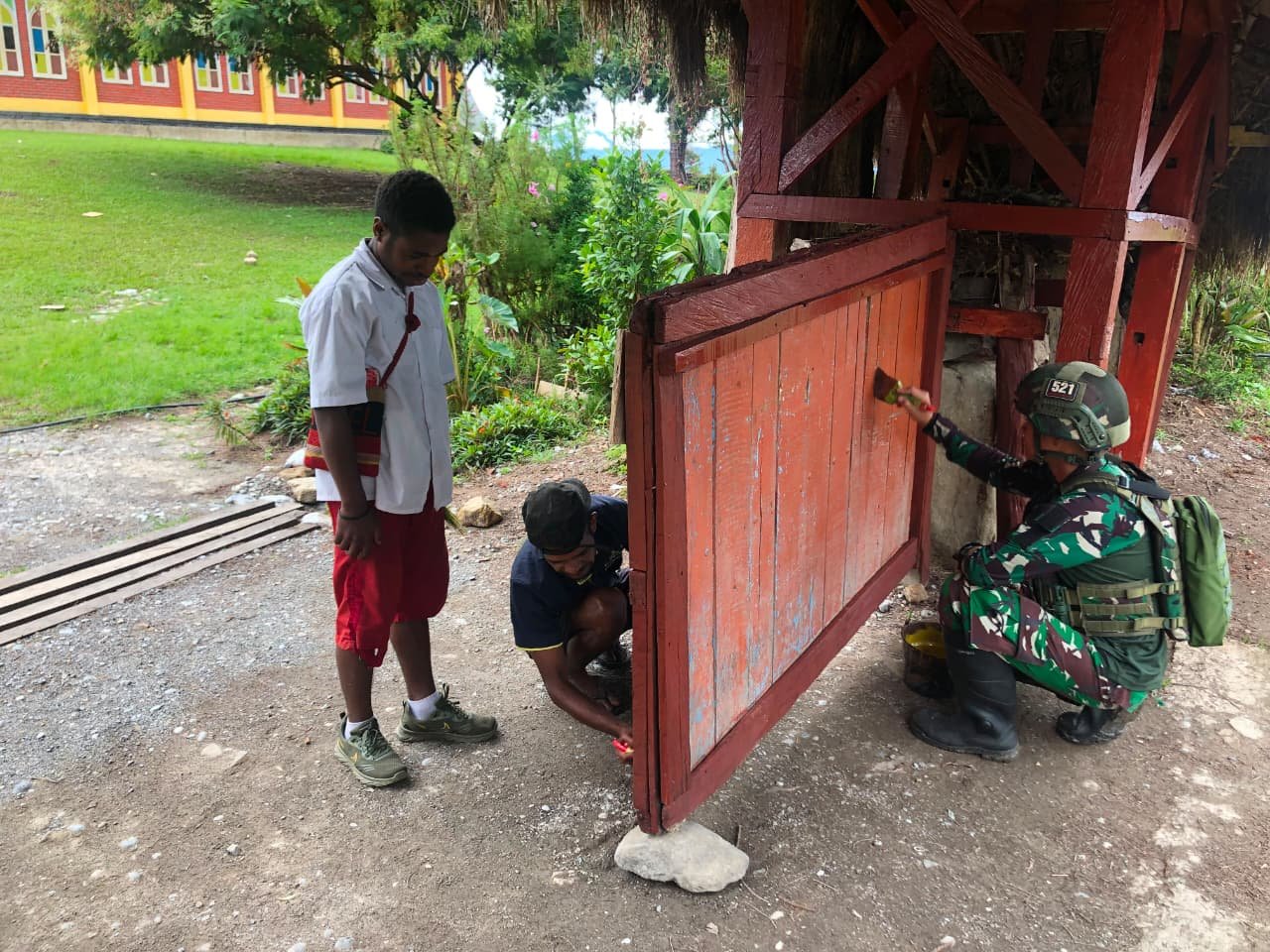 Satgas Yonif 521/DY Renovasi Gereja di Papua. - thewasesanews.com