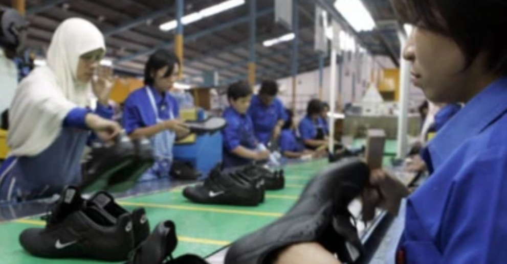 Pekerja Pabrik Sepatu di Bandung Dirumahkan Akibat Logistik AS Macet. - thewasesanews.com