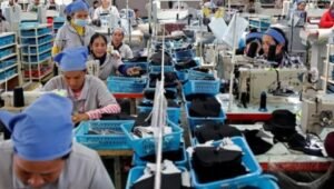 Pekerja Pabrik Sepatu di Bandung Dirumahkan Akibat Logistik AS Macet. - thewasesanews.com