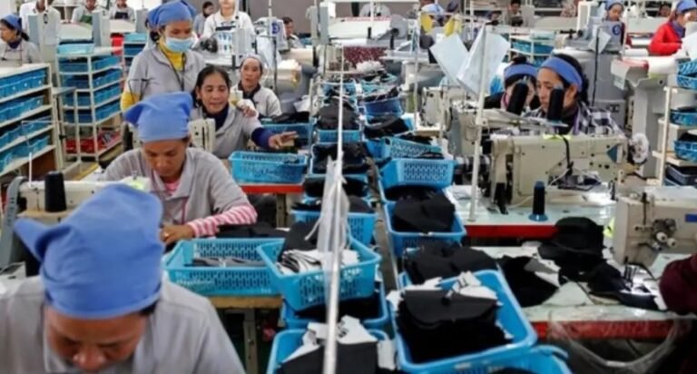 Pekerja Pabrik Sepatu di Bandung Dirumahkan Akibat Logistik AS Macet. - thewasesanews.com