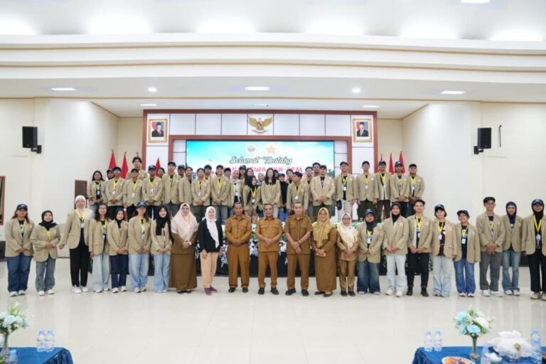 Wabup Ahlan Terima Mahasiswa KKN UGM Halmahera Tengah di Weda. - thewasesanews.com