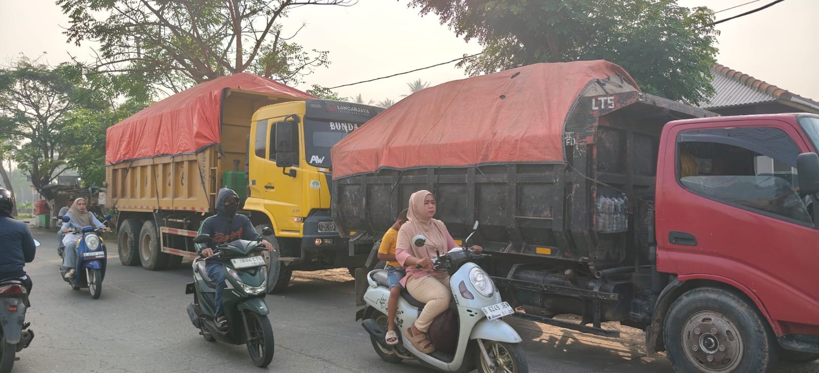 Truk Tanah Picu Kecelakaan di Tangerang Pelanggaran Perbup Marak. - thewasesanews.com