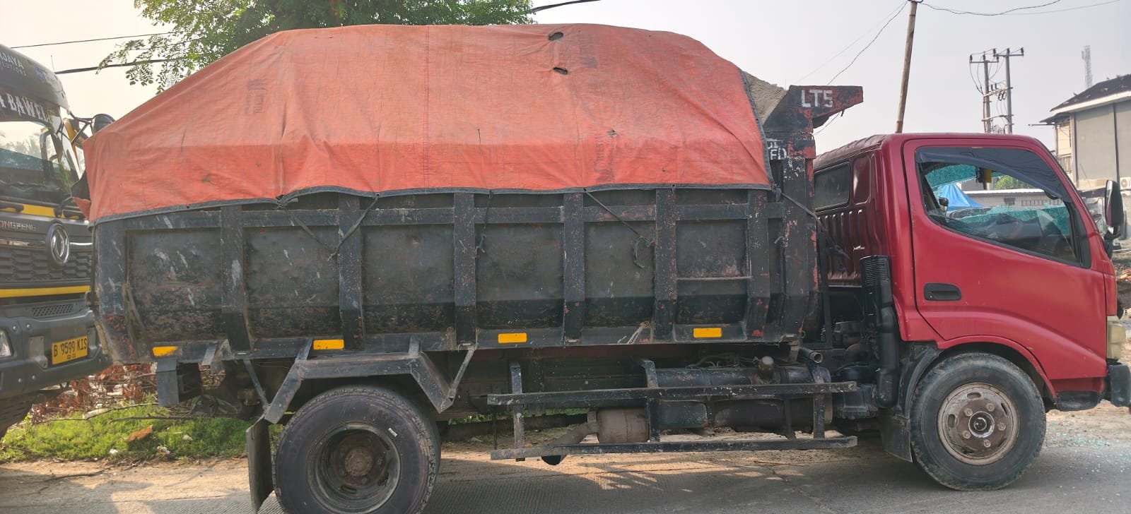 Truk Tanah Picu Kecelakaan di Tangerang Pelanggaran Perbup Marak. - thewasesanews.com