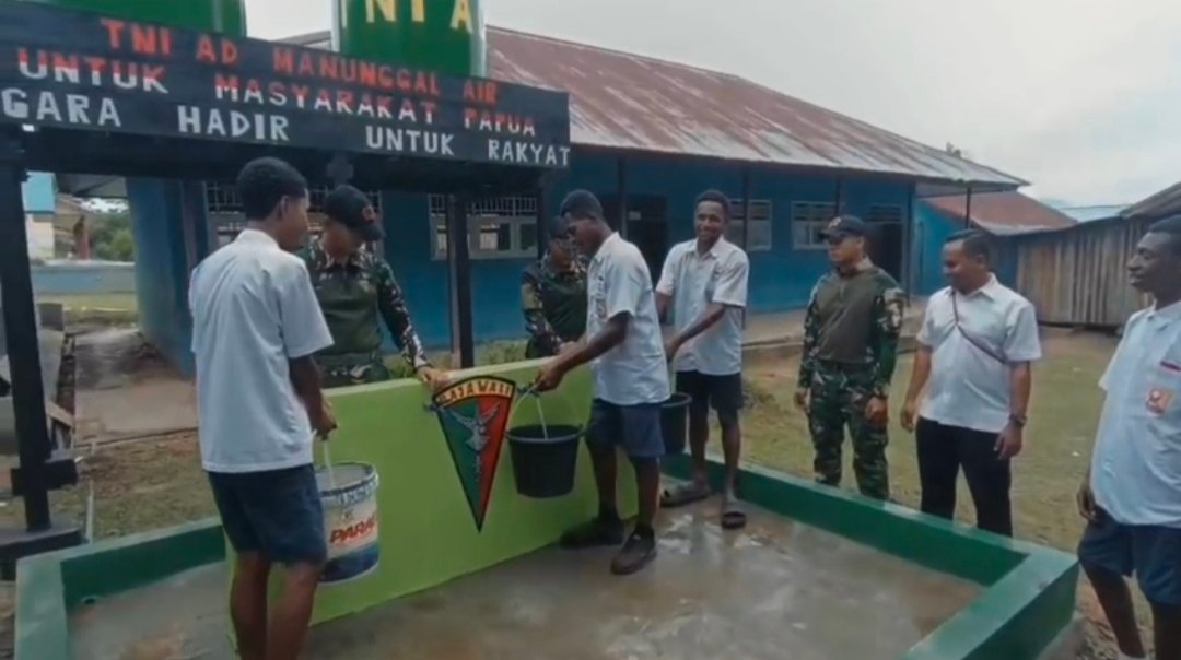 Satgas Yonif 123 Rajawali Bangun Sumur Bor Mappi. - thewasesanews.com