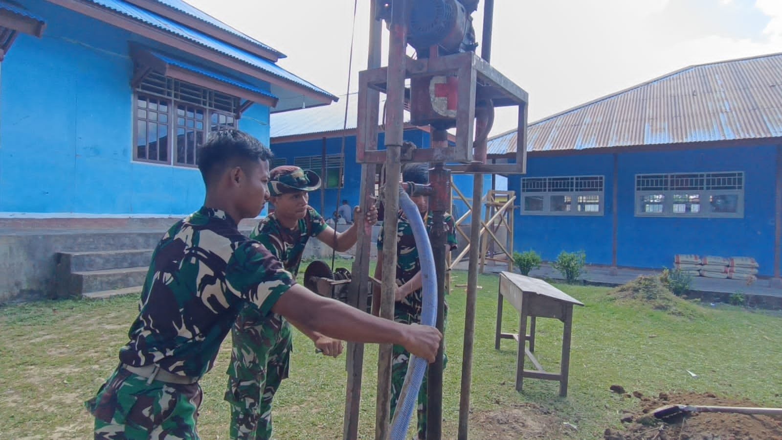 Satgas Yonif 123 Rajawali Bangun Sumur Bor Mappi. - thewasesanews.com