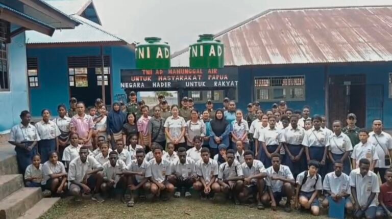 Satgas Yonif 123 Rajawali Bangun Sumur Bor Mappi. - thewasesanews.com